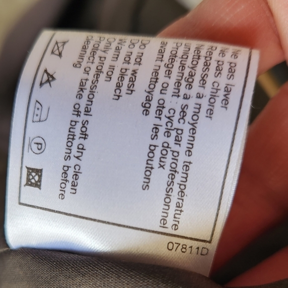 🥰🥰🥰🥰VINTAGE CHANEL BLAZERS 🤪🤪LOTS OF CC BUTTONS😛😛 - Picture 13 of 16